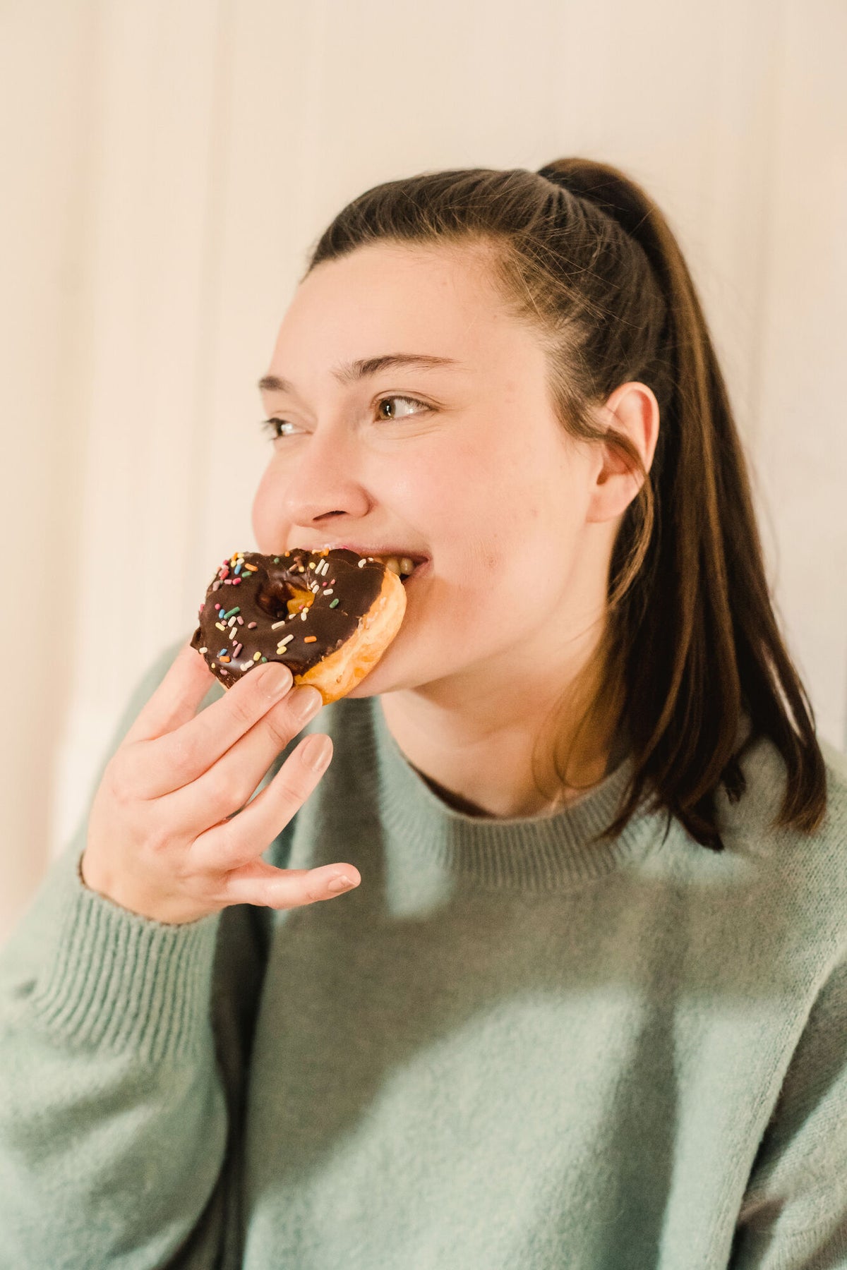 Frau Essen Beissen Donut Schokolade