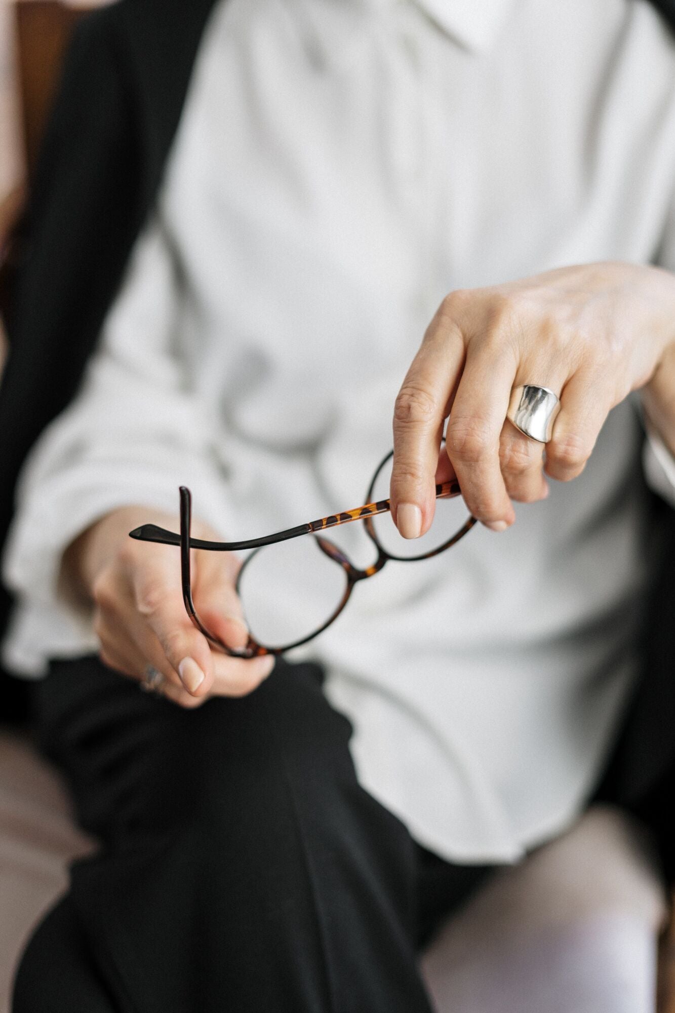 Person hält Brille in der Hand