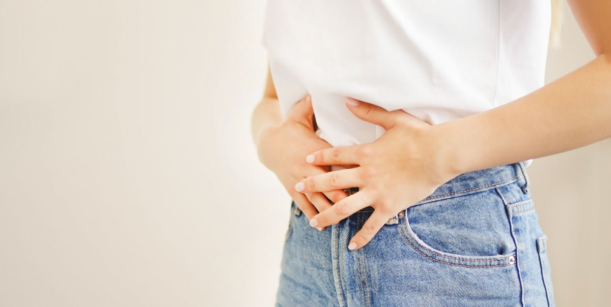 Frau hält sich den Bauch