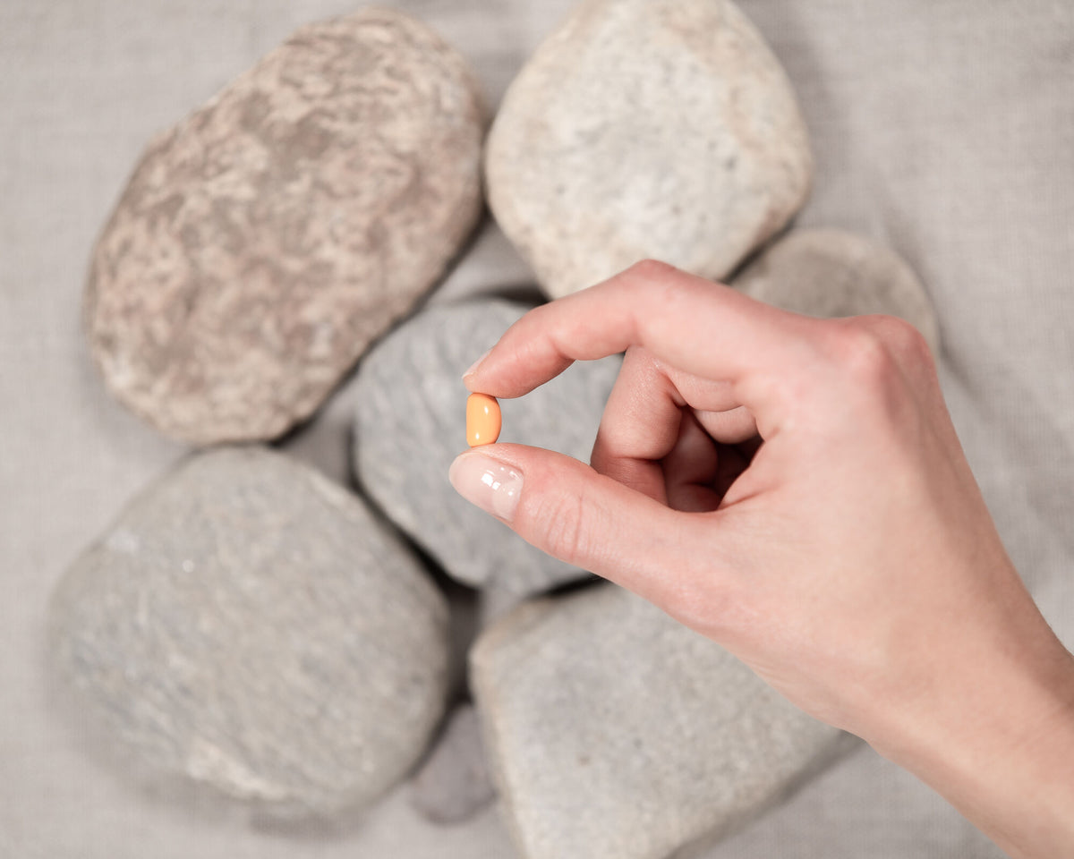 Solgar Coenzym Q10 Ubiquinol Tablette in der Hand