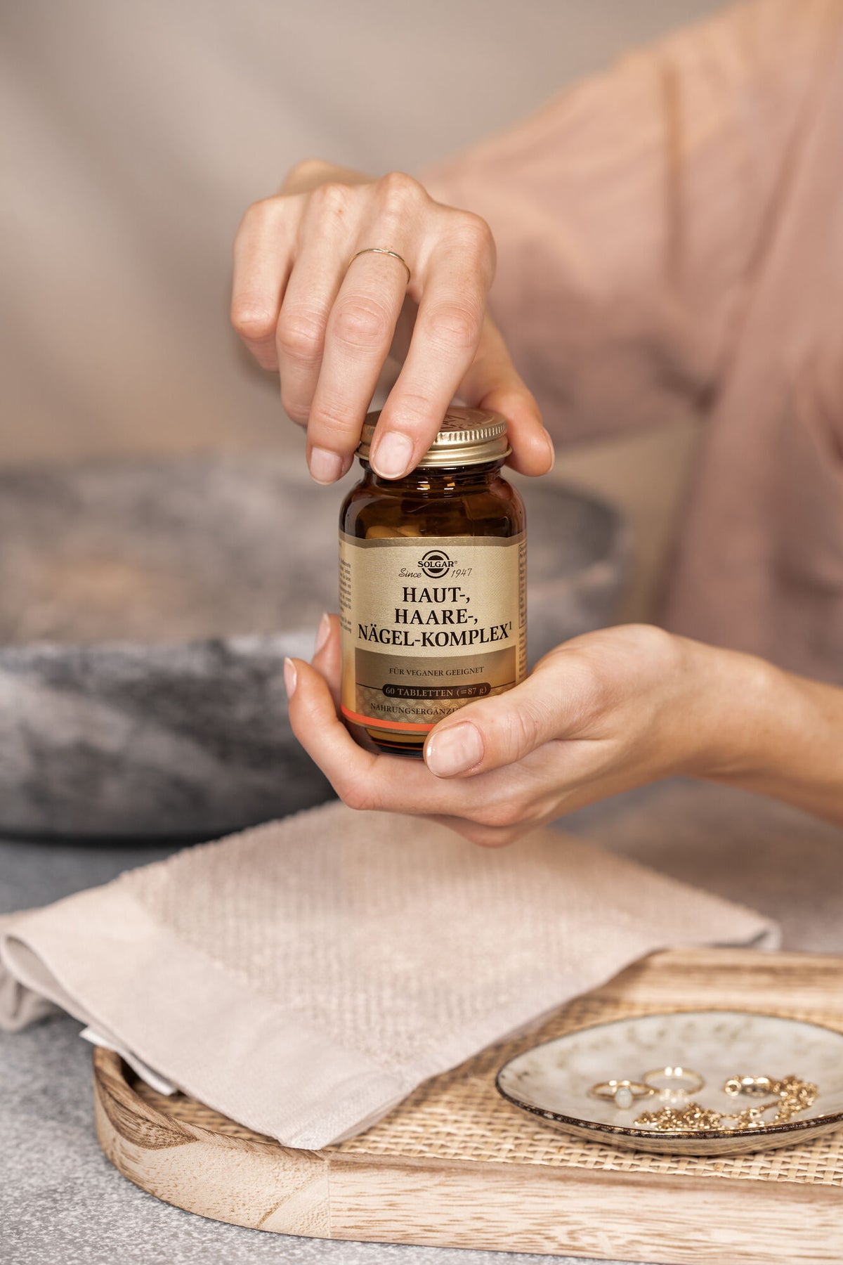 Solgar Haut Haare Nägel Tabletten in einer Hand