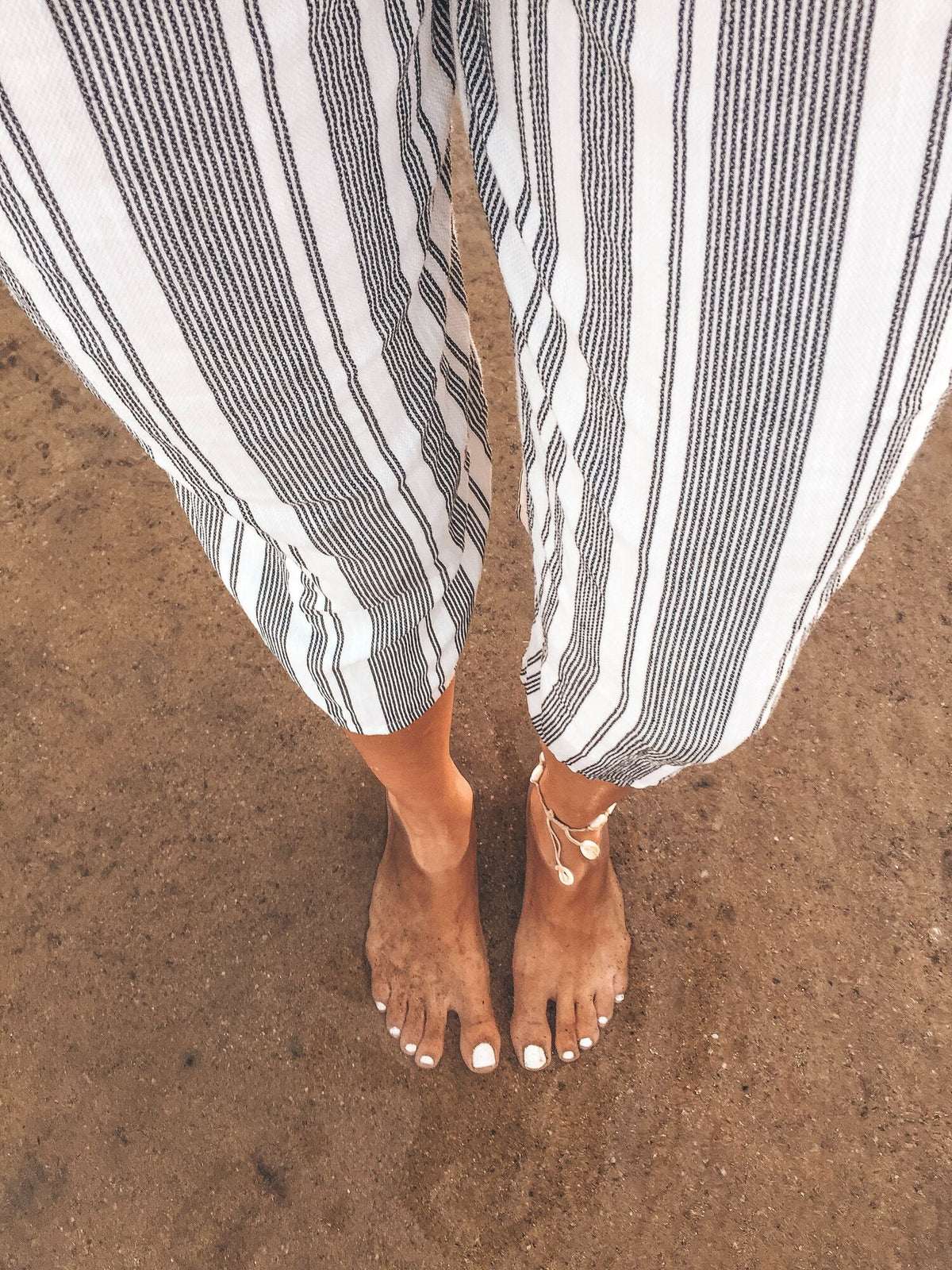 Füße stehen im Sand