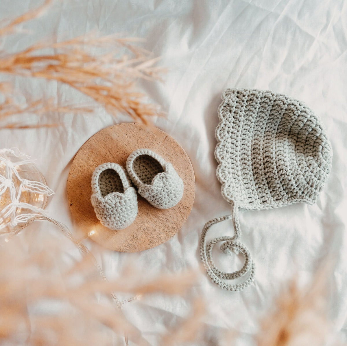 Gestrickte Babymütze und Babyschuhe