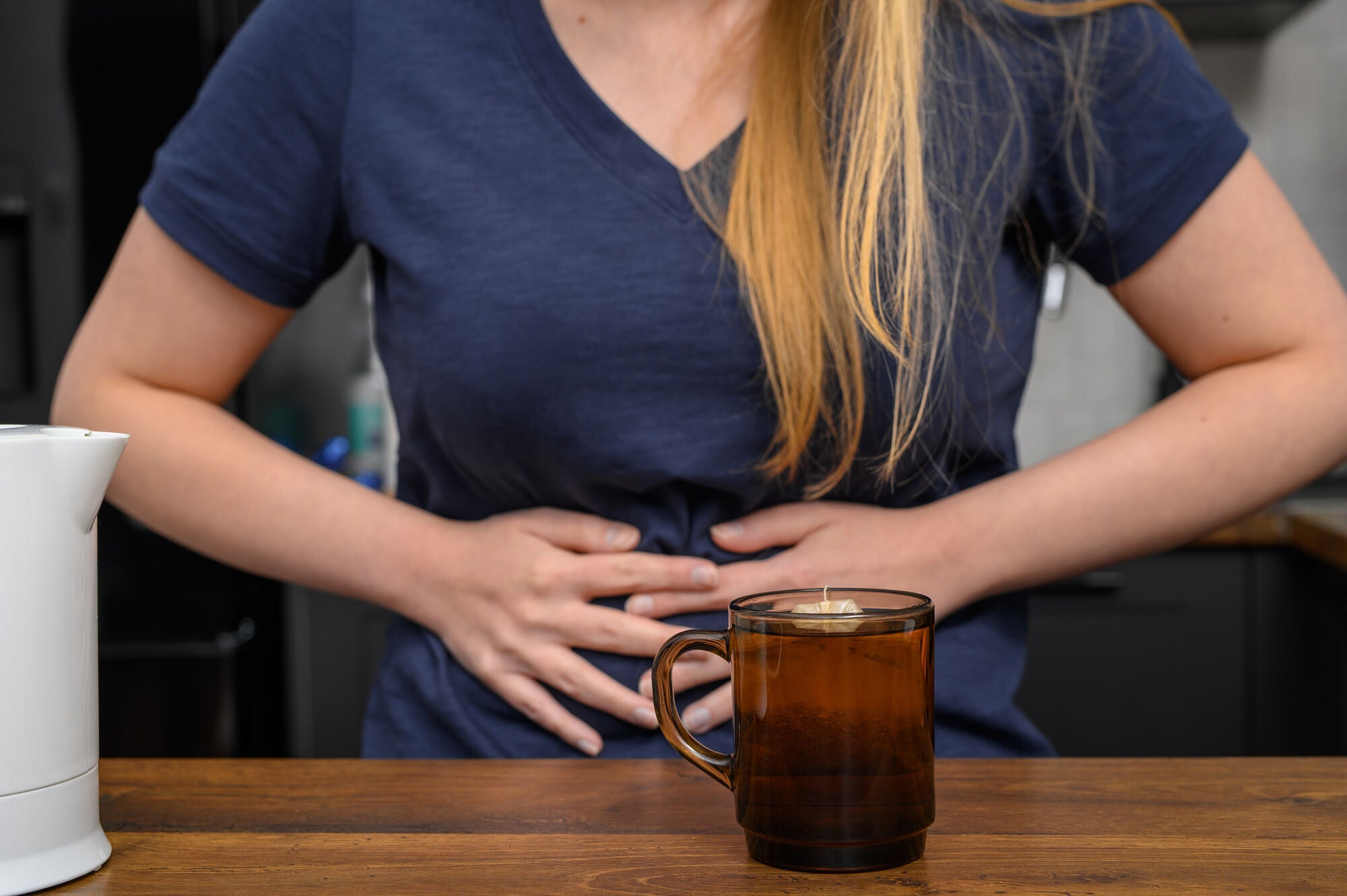 Frau hält sich die Hände auf den Bauch