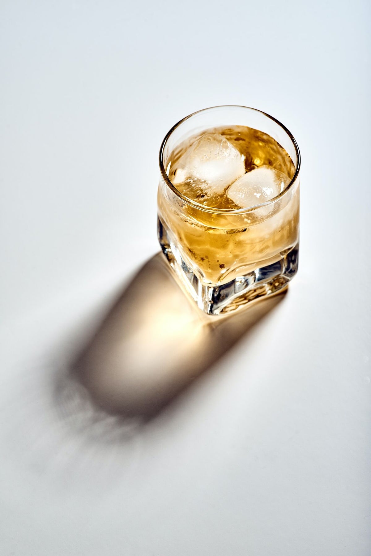 Ein Glas mit Alkohol und Eiswürfeln